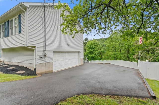916 Timberland Ave, Brookline, PA 15226 - view of side of home featuring a garage and driveway