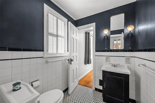 1509 Walnut St, Edgewood, PA 15218 - bathroom with tile walls, toilet, vanity, a wainscoted wall, and crown molding