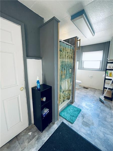 471 Lincoln Ave, Bellevue, PA 15202 - full bath with toilet and a stall shower