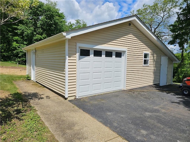 495 Glendale Rd, North Sewickley Twp, PA 15010 - detached garage with asphalt driveway