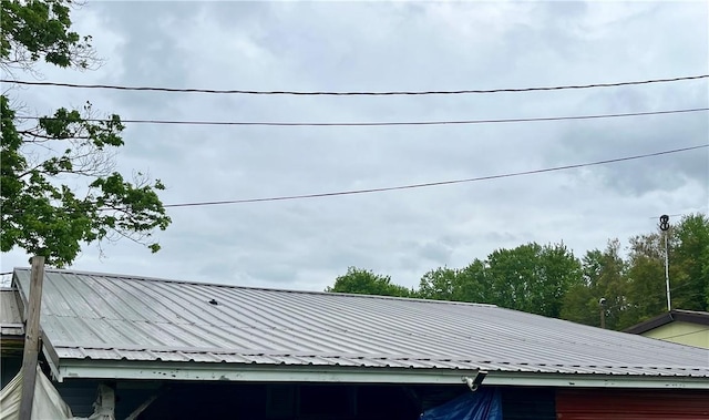 10672 Center Ave, Conneaut Lake, PA 16316 - exterior view of a metal roof