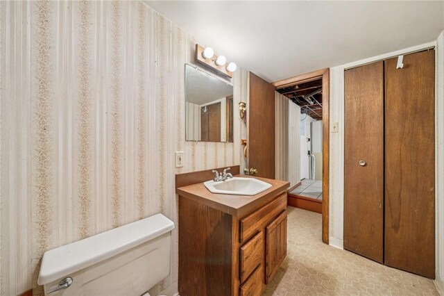 134 Hamilton Dr, Penn Hills, PA 15235 - full bath featuring vanity, toilet, tile patterned flooring, and wallpapered walls