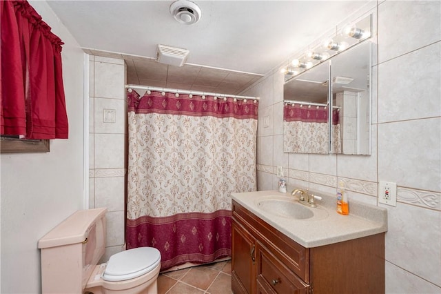 306 N Rd, Franklin Twp But, PA 16001 - full bath featuring vanity, toilet, tile patterned floors, and curtained shower