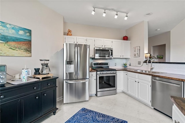 832 Eagle Pointe Dr, Cecil, PA 15317 - kitchen with stainless steel appliances, a sink, white cabinetry, light marble finish floors, and dark countertops