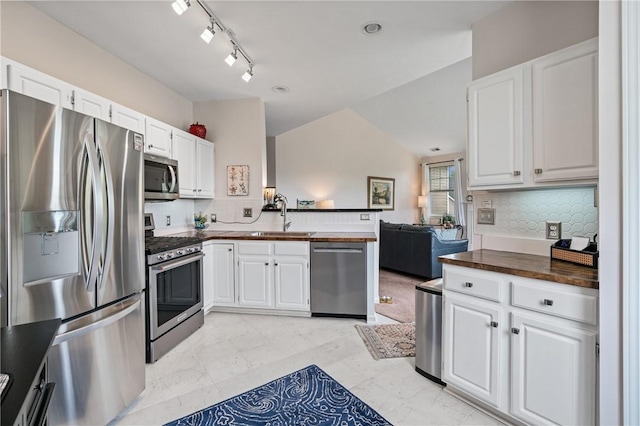 832 Eagle Pointe Dr, Cecil, PA 15317 - kitchen featuring stainless steel appliances, a sink, a peninsula, open floor plan, and vaulted ceiling