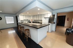 126 Jamestown Ct Unit C, Scott Twp Sal, PA 15216 - kitchen featuring dark countertops, a breakfast bar area, white cabinets, a peninsula, and recessed lighting