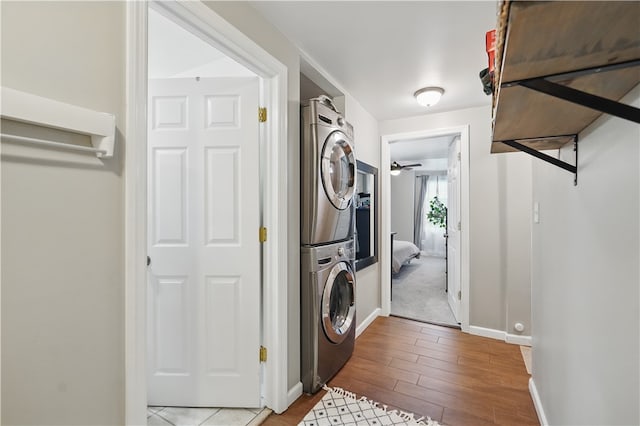 2511 Mission St, South Side, PA 15203 - laundry area with stacked washing machine and dryer, wood finished floors, baseboards, and a ceiling fan