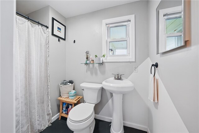 2511 Mission St, South Side, PA 15203 - full bathroom featuring toilet, baseboards, a sink, and curtained shower