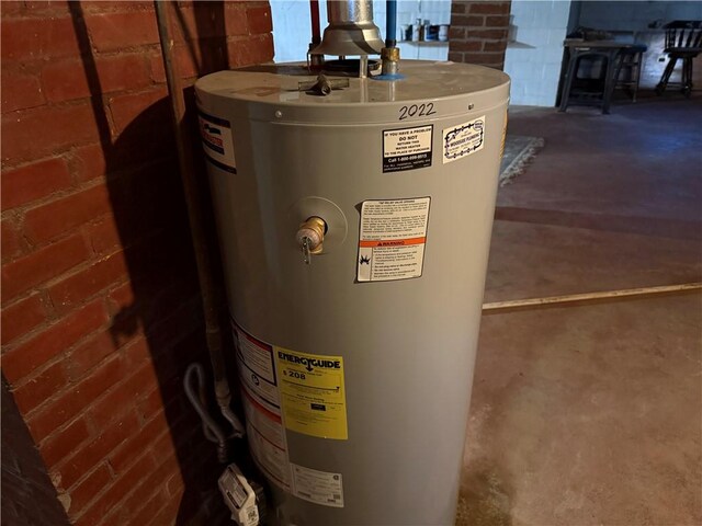 2225 Pleasantview Dr, Manor Twp, PA 16226 - utility room featuring gas water heater