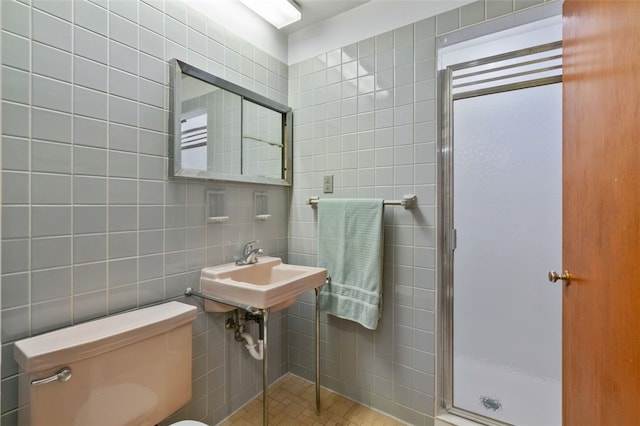 658 Bower Hill Rd, Peters Twp, PA 15367 - full bathroom with tile walls, a shower stall, toilet, and backsplash