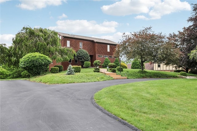 4701 Logan Ferry Rd, Murrysville, PA 15668 - view of community featuring a yard and curved driveway