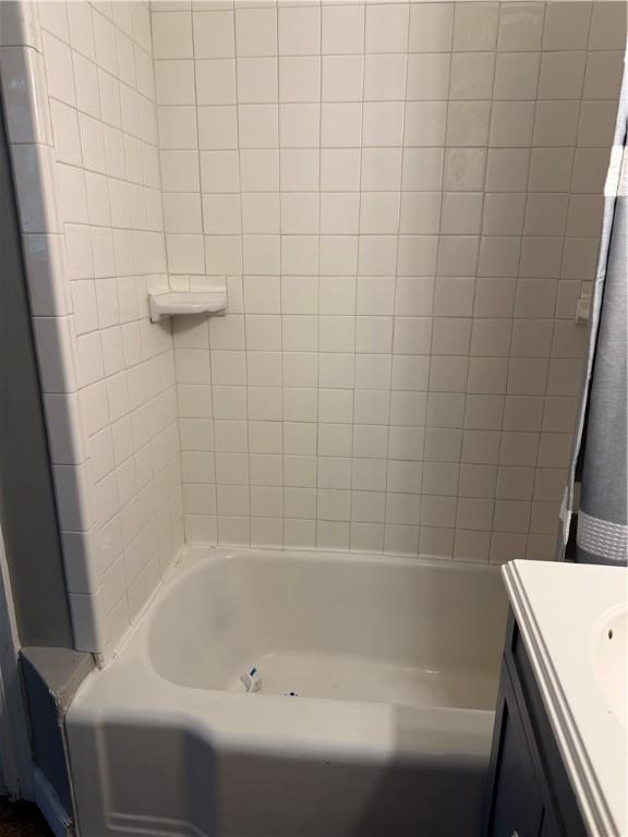216 Center St, Slippery Rock Boro, PA 16057 - bathroom with vanity and shower / bathtub combination