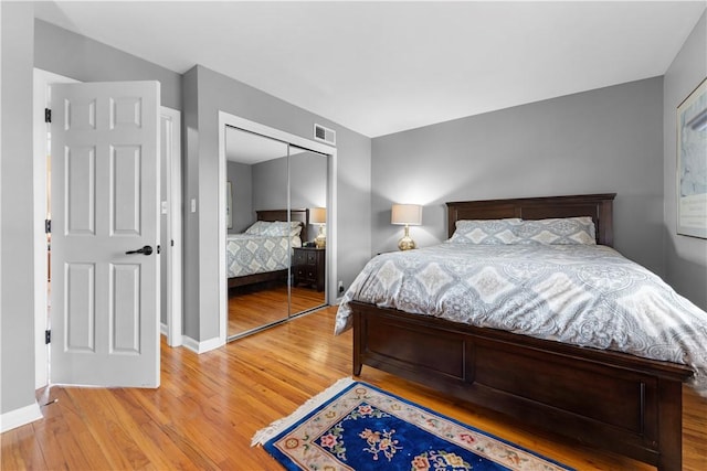 140 Jamestown Ct, Scott Twp Sal, PA 15216 - bedroom featuring light wood-type flooring, a closet, and baseboards