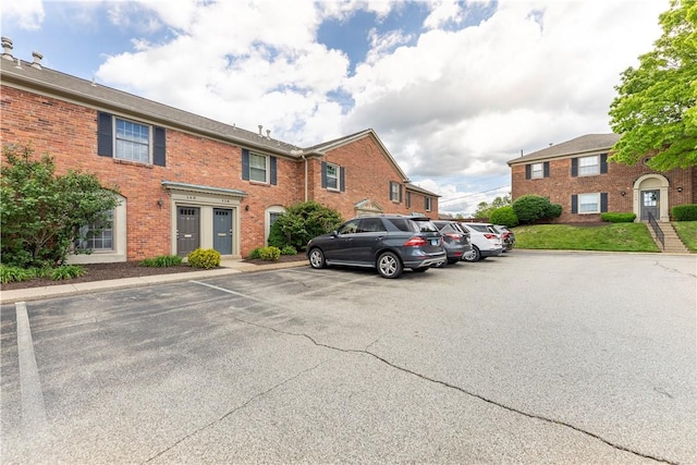 140 Jamestown Ct, Scott Twp Sal, PA 15216 - view of front of property featuring uncovered parking and brick siding
