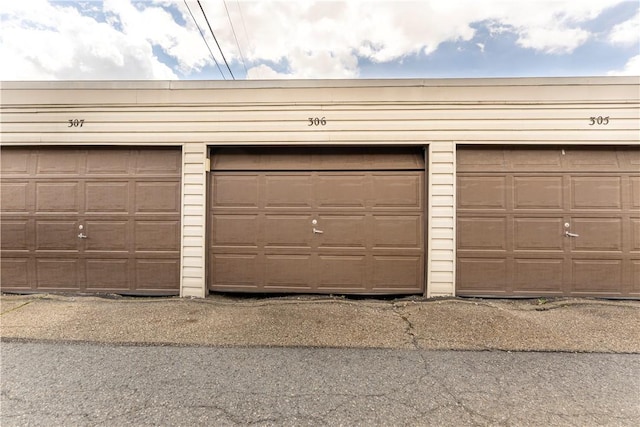 140 Jamestown Ct, Scott Twp Sal, PA 15216 - view of garage