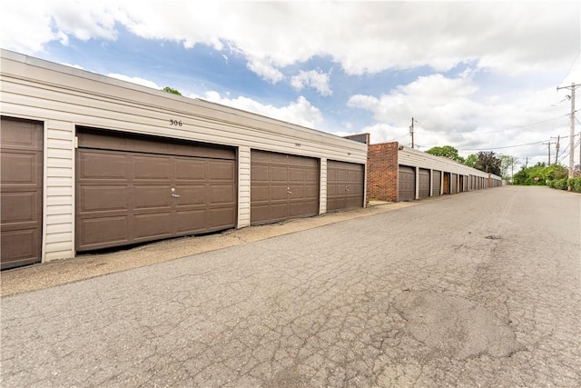 140 Jamestown Ct, Scott Twp Sal, PA 15216 - view of garage