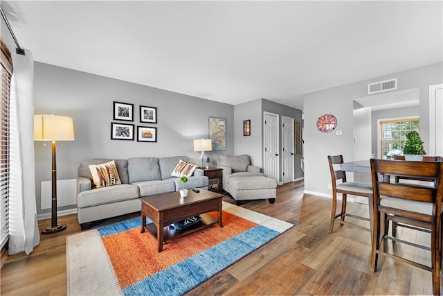 140 Jamestown Ct, Scott Twp Sal, PA 15216 - living area featuring light wood finished floors and baseboards
