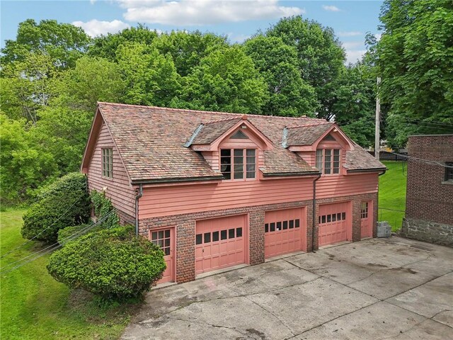 421 E Moody Ave, New Castle/2Nd, PA 16105 - view of front of property featuring concrete driveway and central AC