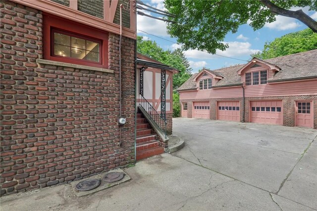421 E Moody Ave, New Castle/2Nd, PA 16105 - view of side of property with driveway and a garage
