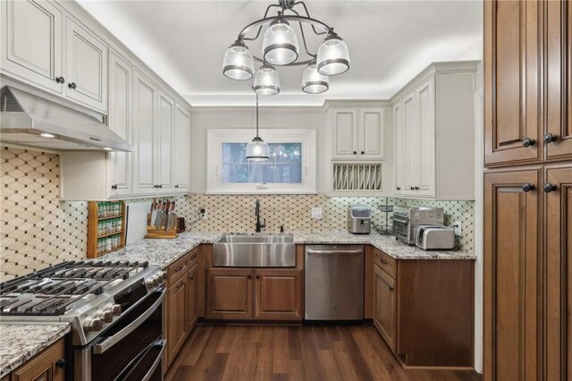 421 E Moody Ave, New Castle/2Nd, PA 16105 - kitchen featuring a sink, stainless steel appliances, under cabinet range hood, a chandelier, and backsplash