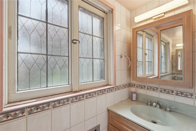 421 E Moody Ave, New Castle/2Nd, PA 16105 - bathroom with tile walls and vanity