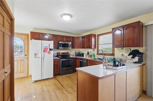 3405 Grandview Rd, Perry Twp Law, PA 16117 - kitchen with stainless steel appliances, a sink, a peninsula, light wood-style floors, and light countertops