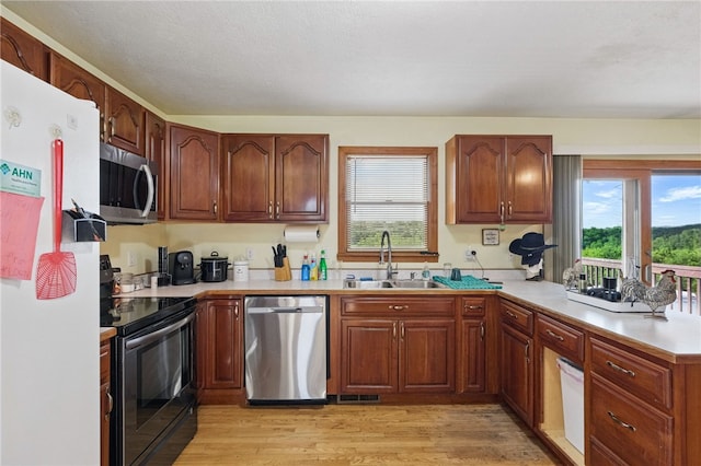 3405 Grandview Rd, Perry Twp Law, PA 16117 - kitchen with stainless steel appliances, a sink, healthy amount of natural light, and a peninsula