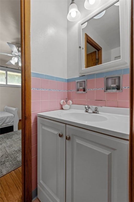 1105 Greentree Rd, Green Tree, PA 15220 - ensuite bathroom featuring vanity, ceiling fan, and tile walls
