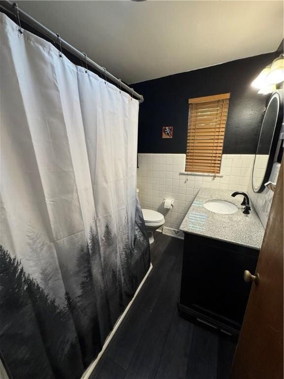 937 Freeport Rd, Natrona Hts/Harrison Twp, PA 15065 - full bath featuring tile walls, vanity, wainscoting, toilet, and wood finished floors