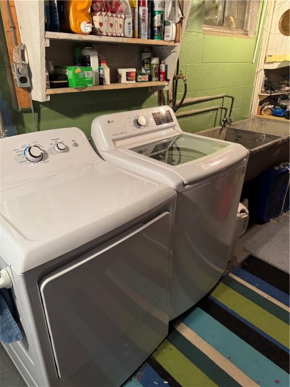 937 Freeport Rd, Natrona Hts/Harrison Twp, PA 15065 - laundry area with washing machine and dryer and concrete block wall