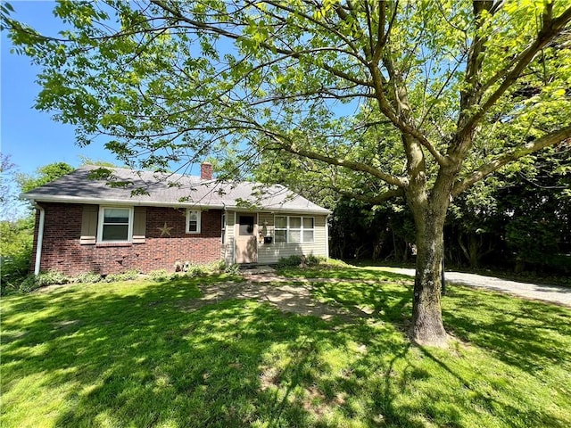 937 Freeport Rd, Natrona Hts/Harrison Twp, PA 15065 - ranch-style house featuring brick siding, a chimney, and a front lawn