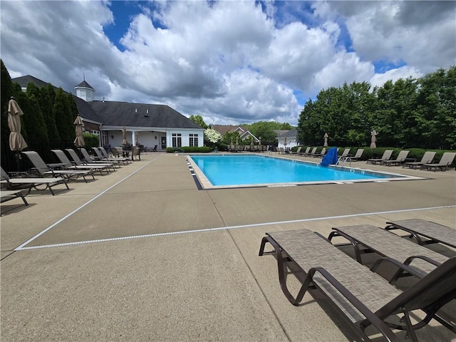 361 Patriot Ln, Economy, PA 15042 - community pool with a patio