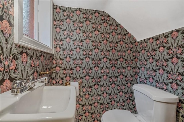 1167 Murray Hill Ave, Squirrel Hill, PA 15217 - bathroom featuring wallpapered walls, toilet, a sink, and vaulted ceiling