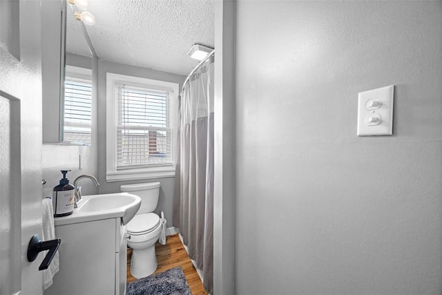 1217 Princeton Ave, Natrona Hts/Harrison Twp, PA 15065 - full bath featuring vanity, toilet, wood finished floors, a textured ceiling, and curtained shower