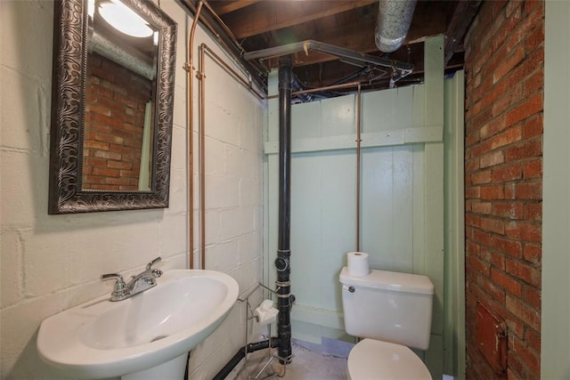61 Ehle Ave, Kennedy Twp, PA 15108 - bathroom with a sink and toilet