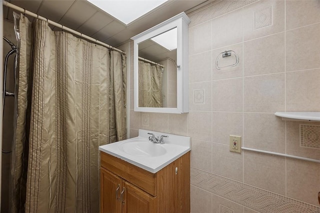 3353 Mcroberts Rd, Castle Shannon, PA 15234 - full bath with vanity and tile walls