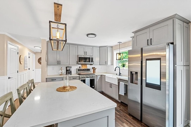 6003 Kingston Dr, Hopewell Twp Bea, PA 15001 - kitchen featuring stainless steel appliances, gray cabinets, a kitchen island, and a sink