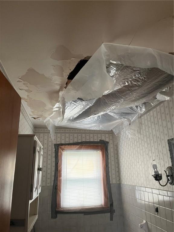 256 Vermont St, Hempfield Twp Wml, PA 15601 - detailed view of wallpapered walls, a wainscoted wall, crown molding, and tile walls