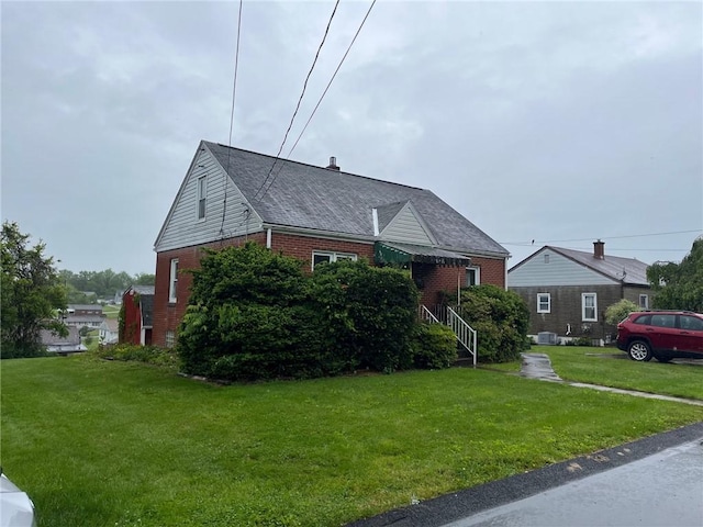 256 Vermont St, Hempfield Twp Wml, PA 15601 - bungalow-style home with brick siding and a front lawn