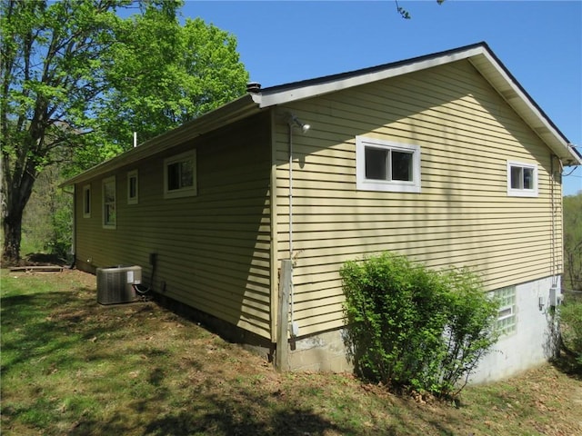 21 Daisytown Rd, W Pike Run Twp, PA 15427 - view of side of home featuring central AC unit and a yard