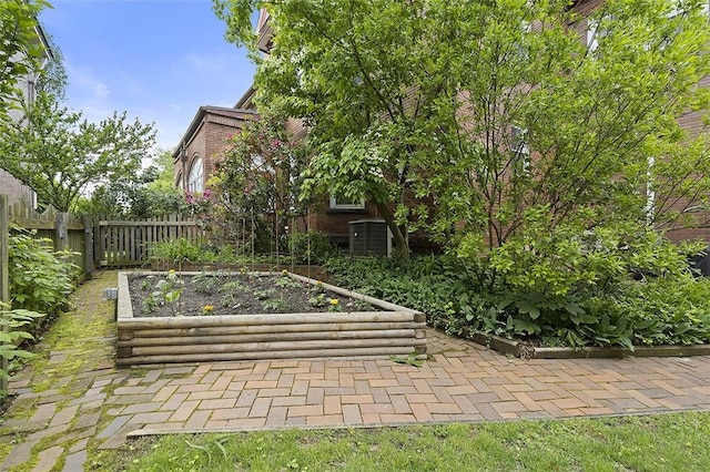 194 Beaver St, Beaver, PA 15009 - view of yard featuring a vegetable garden