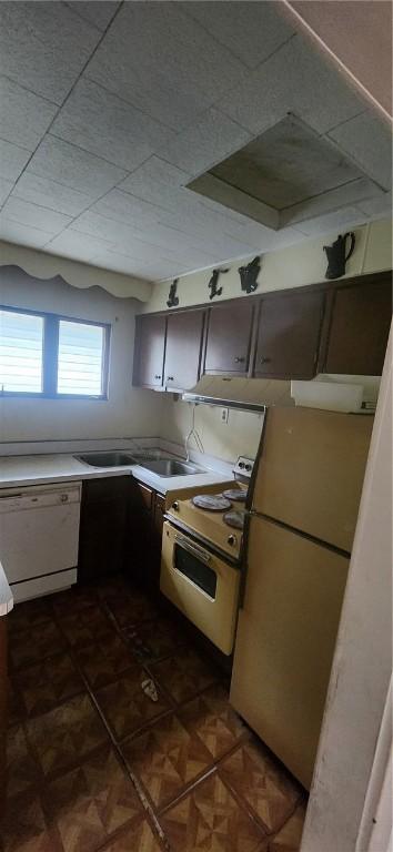 225 Keystone Way, Ellwood City Law, PA 16117 - kitchen with white appliances and light countertops