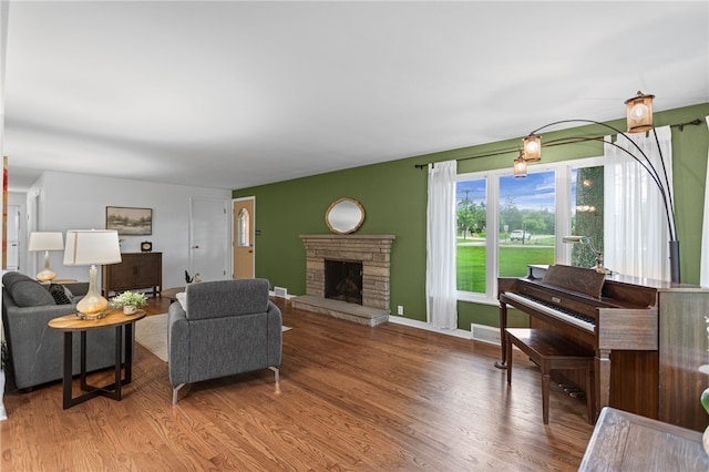 1527 W Ingomar Rd, Franklin Park, PA 15237 - living area featuring a fireplace, wood finished floors, and baseboards