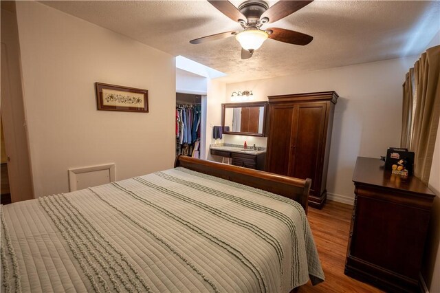 127 Burns Ave, Chippewa Twp, PA 15010 - bedroom with wood finished floors, a closet, a textured ceiling, ceiling fan, and baseboards