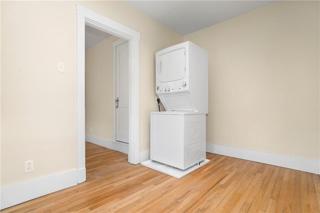1727 Morningside Ave, Morningside, PA 15206 - laundry area featuring stacked washer / drying machine, light wood-style floors, and baseboards