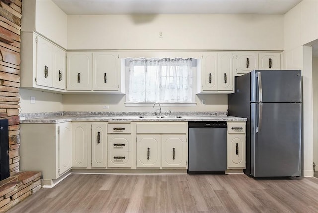 1030 N Grandview Ave, Mckeesport, PA 15132 - kitchen featuring stainless steel appliances, a sink, light wood-type flooring, and light countertops