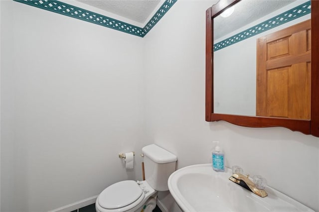 5020 Meadow Crest Dr, Hampton, PA 15101 - bathroom featuring a textured ceiling, a sink, toilet, and baseboards