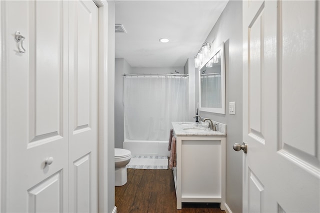 848 7th St, Verona, PA 15147 - bathroom featuring toilet, vanity, shower / tub combo, wood finished floors, and recessed lighting