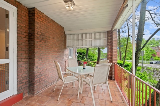 2323 Tilbury Ave, Squirrel Hill, PA 15217 - sunroom / solarium with plenty of natural light and outdoor dining area
