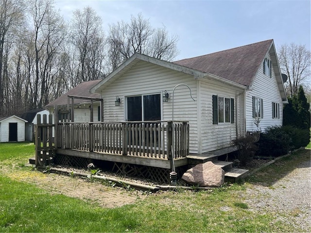 88 Fleming Rd, Pine Twp Mer, PA 16127 - back of house with roof with shingles, a wooden deck, and a yard